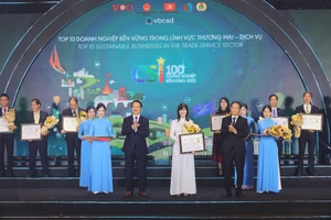 Bà Phạm Thị Vân Khánh – Giám đốc Ban Khách hàng doanh nghiệp, đại diện BIDV nhận giải thưởng