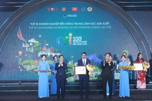 Ông Peeyush Sharma, Tổng Giám đốc Công ty TNHH Nước giải khát Coca-Cola Việt Nam (giữa) nhận chứng nhận Coca-Cola Việt Nam đạt Top 3 công ty bền vững nhất Việt Nam năm 2023