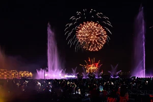 Hơn 50.000 người dân TPHCM được trải nghiệm đại tiệc pháo hoa kết hợp nhạc nước ngoạn mục