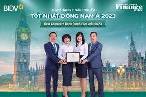 Đại diện BIDV nhận giải thưởng “Ngân hàng Doanh nghiệp tốt nhất Đông Nam Á năm 2023”