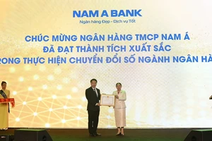 Ông Nguyễn Huy Dũng, Thứ trưởng Bộ TT-TT trao bằng khen đến đại diện Nam A Bank