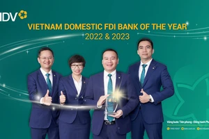 Đại diện BIDV nhận Giải thưởng Ngân hàng phục vụ khách hàng FDI tốt nhất Việt Nam năm 2023