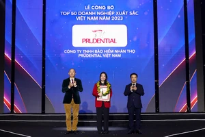 Bà Mandy Trần, Phó Tổng Giám đốc Phát triển Kinh doanh Kênh Đại lý, đại diện Prudential nhận cúp và chứng nhận từ chương trình