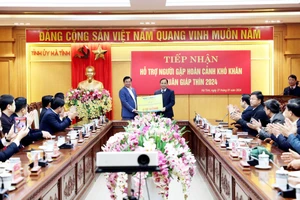 Ông Trần Ngọc Tâm, Phó Chủ tịch HĐQT kiêm Tổng Giám đốc Nam A Bank trao tặng kinh phí hỗ trợ an sinh xã hội cho tỉnh Hà Tĩnh