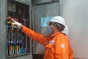 Nhân viên ngành điện kiểm tra an toàn điện tại công trình