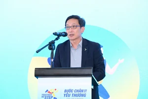 Ông Ronald Tay, Tổng Giám đốc CLD (Việt Nam), phát biểu tại buổi họp báo giới thiệu chiến dịch "Bước chân gắn kết yêu thương"