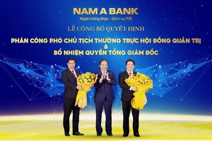 Ông Trần Ngô Phúc Vũ, Chủ tịch HĐQT Nam A Bank tặng hoa chúc mừng ông Trần Ngọc Tâm và ông Trần Khải Hoàn