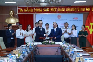 Đại diện Acecook Việt Nam và Quỹ Bảo trợ Trẻ Em Việt Nam ký kết thỏa thuận hợp tác dự án "Thả lưới ước mơ"