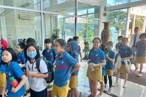 Các em học sinh vui mừng khi được tham quan Công ty TNHH Xử lý chất thải Việt Nam