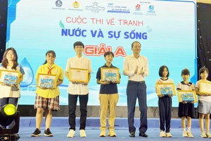 Ông Nguyễn Văn Đắng, Phó Tổng Giám đốc SAWACO trao giải cuộc thi vẽ tranh đến các tác phẩm đoạt giải