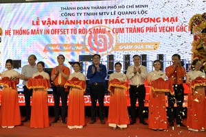 Các đại biểu thực hiện nghi thức khánh thành hệ thống máy in mới tại Công ty TNHH MTV Lê Quang Lộc