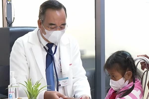 BS-CKII Chung Tấn Định, Giám đốc Bệnh viện chuyên khoa Sản Nhi tỉnh Sóc Trăng, đang khám, điều trị cho trẻ