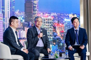 PGS.TS Trần Đình Thiên (giữa) thảo luận cùng các chuyên gia về khu Đông – vùng động lực mới của TPHCM