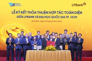 Đại diện hai bên, PGS.TS Vũ Hải Quân, Ủy viên Trung Ương Đảng, Bí thư Đảng ủy, Giám đốc ĐHQG-HCM (bên trái) và ông Hồ Nam Tiến - Tổng Giám đốc LPBank (bên phải) thực hiện ký kết thỏa thuận hợp tác toàn diện