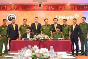 Thiếu tá Trần Duy Hiển, Giám đốc Trung tâm RAR (bên phải) và ông Hồ Nam Tiến, Phó Chủ tịch HĐQT kiêm Tổng giám đốc LPBank (bên trái) cùng lãnh đạo hai bên thực hiện ký kết thỏa thuận hợp tác