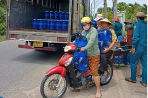 Công ty Coca-Cola Việt Nam mang nước uống miễn phí đến với bà con vùng nước nhiễm mặn tỉnh Long An