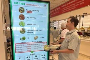 Thông tin dinh dưỡng trong khẩu phần ăn được chia sẻ cho nhân viên qua màn hình led tại căn tin