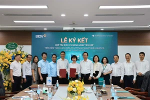 Bà Đỗ Thị Thanh Huyền, Giám đốc Ban Chính sách sản phẩm bán buôn BIDV và ông Nguyễn Anh Việt, Tổng giám đốc Công ty SLT ký kết Biên bản ghi nhớ