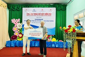 Ông Vũ Quang Lãm, Chủ tịch Hội đồng quản trị SAIGONBANK trao bảng biểu trưng tài trợ 1.000 ca mổ mắt cho ông Trần Thành Long, Chủ tịch Hội Bảo trợ Bệnh nhân nghèo TPHCM