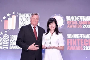Đại diện BIDV nhận giải thưởng “Ngân hàng SME tốt nhất Việt Nam” lần thứ 7 liên tiếp