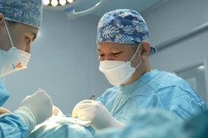 BS Võ Thành Trung (phải) thực hiện phẫu thuật cho bệnh nhân dị tật mũi môi