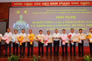 Đồng chí Phạm Quốc Bảo - Bí thư Đảng ủy, Chủ tịch HĐTV Tổng Công ty (thứ 5 từ phải sang) trao hoa và giấy khen cho các đảng viên hoàn thành xuất sắc nhiệm vụ 5 năm liền (2019-2023)
