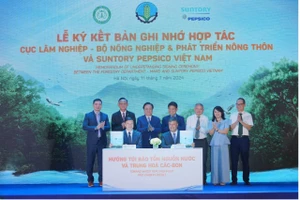 Cục trưởng Cục Lâm nghiệp Trần Quang Bảo và ông Jahanzeb Khan, Tổng Giám đốc Điều hành Suntory PepsiCo Việt Nam ký kết hợp tác