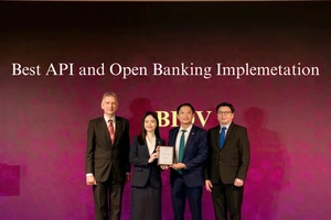 Ông Nguyễn Chiến Thắng, Giám đốc Trung tâm Phát triển Ngân hàng số BIDV và bà Bùi Minh Trang nhận giải thưởng