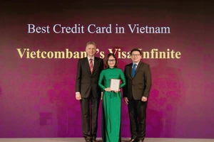 Bà Trần Thị Hạnh, Trưởng phòng Phát triển Sản phẩm Bán lẻ đại diện Vietcombank nhận giải Thẻ tín dụng tốt nhất Việt Nam năm 2024