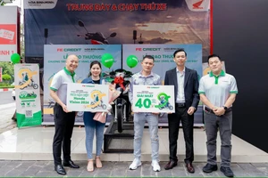 Đại diện FE CREDIT trao giải đến 2 khách hàng may mắn trong chương trình “9 ngày vàng - Ngập tràn ưu đãi” và “9 tuần vàng – Ngập tràn ưu đãi”