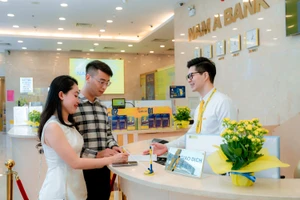 Khách hàng giao dịch tại Nam A Bank