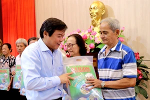 Chăm lo Tết Nguyên đán cho 250 đảng viên có hoàn cảnh khó khăn tại quận Phú Nhuận