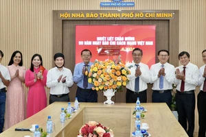 Phó Bí thư Thành ủy TPHCM Nguyễn Phước Lộc chúc mừng các cơ quan báo chí 