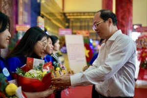 Đồng chí Nguyễn Hồ Hải dự lễ kết nạp đảng viên và thăm gia đình chính sách tại huyện Cần Giờ