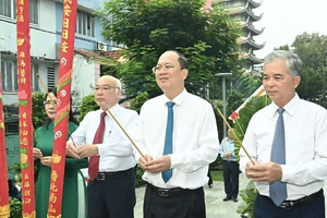 TPHCM dâng hoa, dâng hương tưởng niệm Anh hùng Lực lượng vũ trang nhân dân, liệt sĩ Nguyễn Văn Trỗi