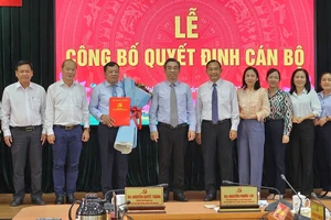 Phó Bí thư Thành ủy TPHCM Nguyễn Phước Lộc trao quyết định cán bộ