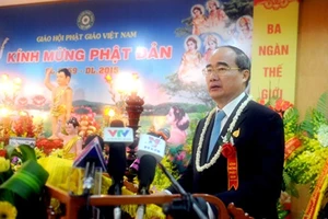  Đồng chí Nguyễn Thiện Nhân phát biểu chúc mừng tại Đại lễ Phật đản 2015