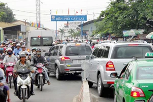 Bến phà Cát Lái nối quận 2, TPHCM với huyện Nhơn Trạch, tỉnh Đồng Nai luôn trong tình trạng quá tải
