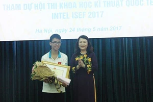 Thứ trưởng Bộ GD-ĐT Nguyễn Thị Nghĩa trao Bằng Khen của Bộ GD-ĐT cho em Phạm Huy