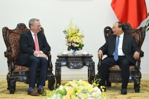 Thủ tướng Nguyễn Xuân Phúc tiếp ông Eric Schmidt, Chủ tịch điều hành Tập đoàn Alphabet (công ty mẹ của Google). Ảnh: VGP