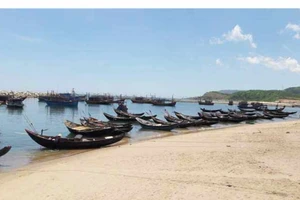 Sau sự cố môi trường biển do Formosa Hà Tĩnh gây ra, nhiều tàu thuyền của ngư dân xã Kỳ Lợi, thị xã Kỳ Anh phải nằm bờ. Ảnh: T.L.