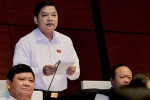 Phó Bí thư Tỉnh ủy Yên Bái Dương Văn Thống phát biểu tại buổi họp Quốc hội.
