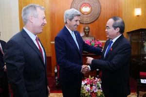 Bí thư Thành Ủy Nguyễn Thiện Nhân vui mừng gặp lại cựu Ngoại trưởng Hoa Kỳ ông John Kerry 