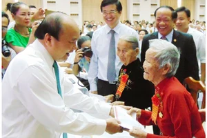 Thủ tướng Nguyễn Xuân Phúc thăm hỏi và tặng quà các Mẹ Việt Nam Anh hùng tại Hội nghị Biểu dương người có công với cách mạng tiêu biểu năm 2017 do UBND tỉnh Quảng Nam tổ chức ngày 22-7.