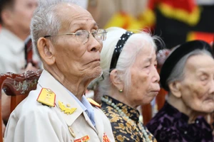 Các Mẹ Việt Nam Anh hùng và Cựu chiến binh tiêu biểu tại cuộc gặp mặt