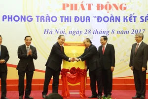 Thủ tướng Nguyễn Xuân Phúc và Bí thư Thành ủy TPHCM Nguyễn Thiện Nhân công bố Sách Vàng Sáng tạo 2017