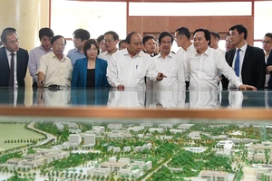 Thủ tướng thị sát việc xây dựng ĐHQGHN ở Hòa Lạc