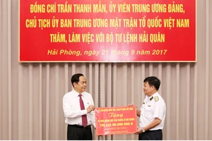 Ủy ban TƯ MTTQ Việt Nam tặng quà Quân chủng Hải quân