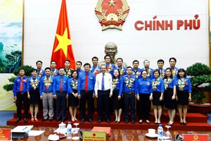 Phó Thủ tướng Trương Hòa Bình và các tấm gương tiêu biểu đạt Giải thưởng “Cán bộ, công chức, viên chức trẻ giỏi” lần thứ IV năm 2017. Ảnh: VGP