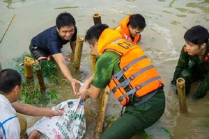 Lãnh đạo Chính phủ quyên góp ủng hộ khắc phục hậu quả mưa lũ